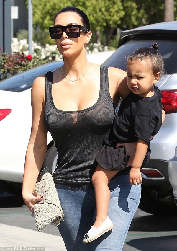 Ким Кардашян вышла на улицу без бюстгальтера