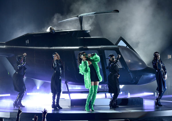 Рианна "прилетела" на сцену премии iHeartRadio на вертолете