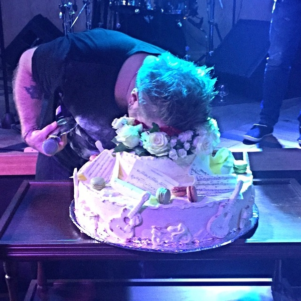 Лицом в торт: Пресняков отметил свой 47-й день рождение