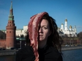 Украинская художница с мясом на голове устроила протест в Москве