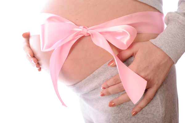 Малыш хлопает в ладоши в животе у мамы (видео)