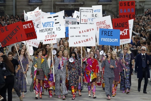 Свалка, метро и карусель: Смотри фото необычных подиумов для показов