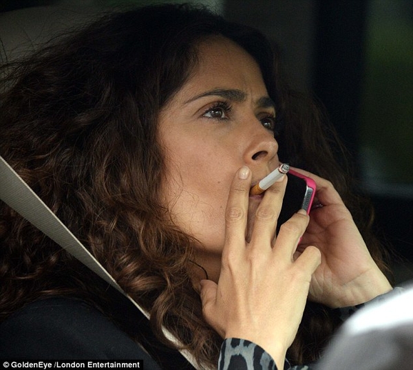 Курящую Сальму Хайек запечатлели папарацци