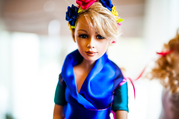 На благотворительном аукционе выставили кукол со внешностью звезд