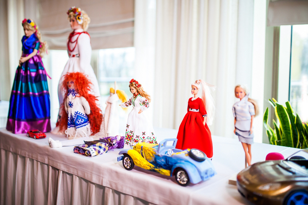 На благотворительном аукционе выставили кукол со внешностью звезд