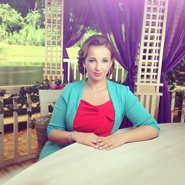 Звездный выпускной: В каких нарядах прощались со школой российские знаменитости