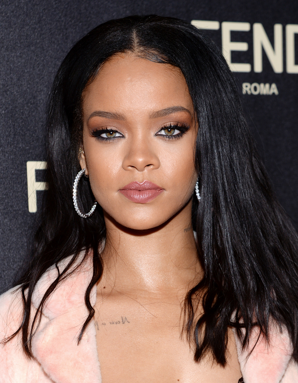 Рыжая бестия: Рианна кардинально сменила имидж