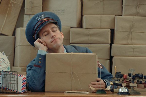 Prada снял мини-фильм о сумке и снах почтальона