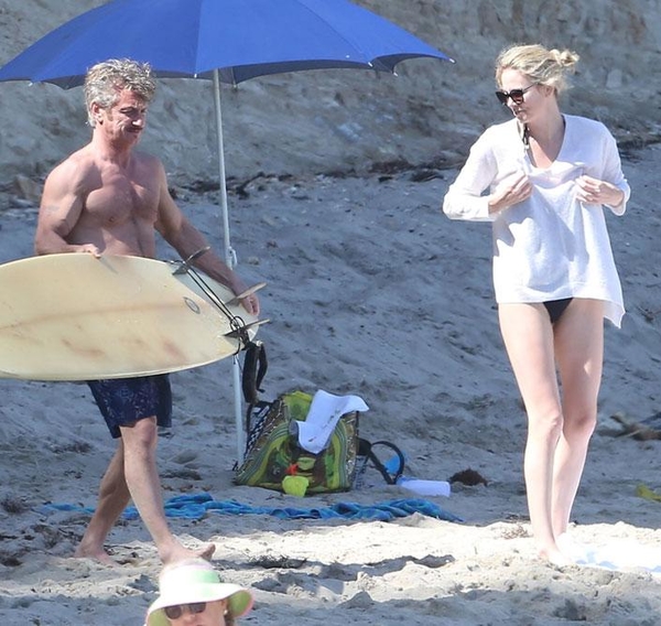 Шарлиз Терон и Шона Пенна застукали на пляже в Малибу