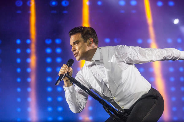 Робби Уильямсу на концерте в Минске подарили вышиванку