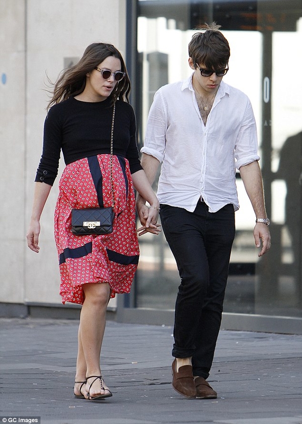 Киру Найтли на 7 месяце беременности застали на прогулке с мужем