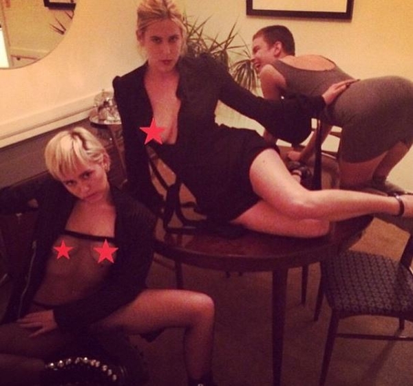 Майли Сайрус показала пикантные фото с дочками Брюса Уиллиса