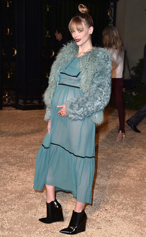 Беременная Джейми Кинг вышла в свет в прозрачном платье