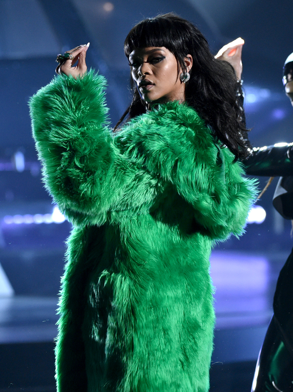 Странная мода: Рианна похвасталась золотыми зубами