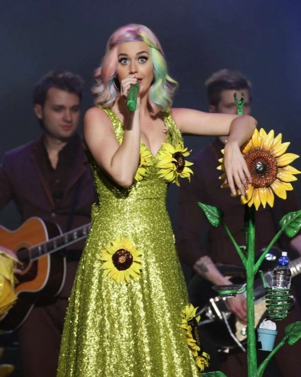 Кэти Перри поразила необычными образами на концерте