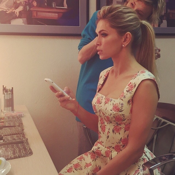 Вера Брежнева приехала на съемку в платье от российского дизайнера