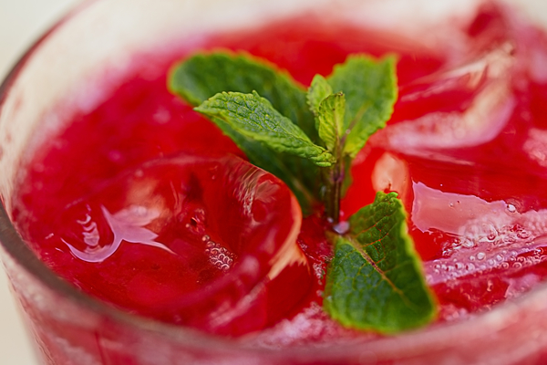 Как приготовить весенний коктейль из клубники