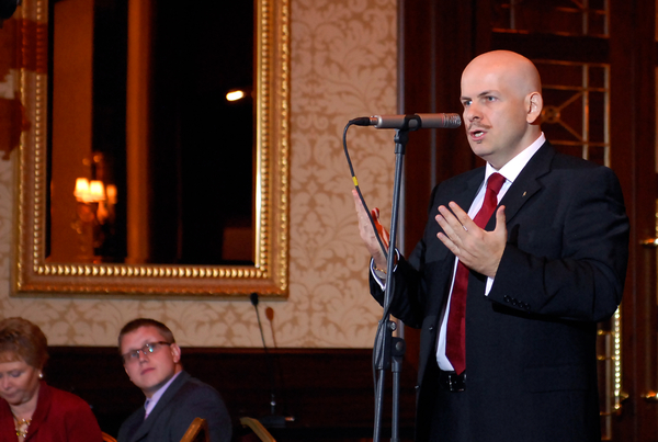 Дочь Олеся Бузины дебютировала со своей колонкой в журнале