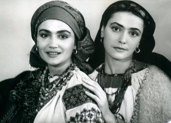 Ольга Сумкая показала архивные фото с сестрой