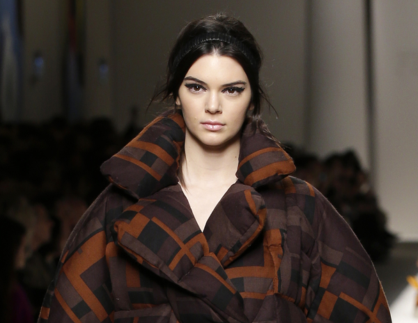 Модель Кендалл Дженнер примерила образ блондинки для показа Fendi