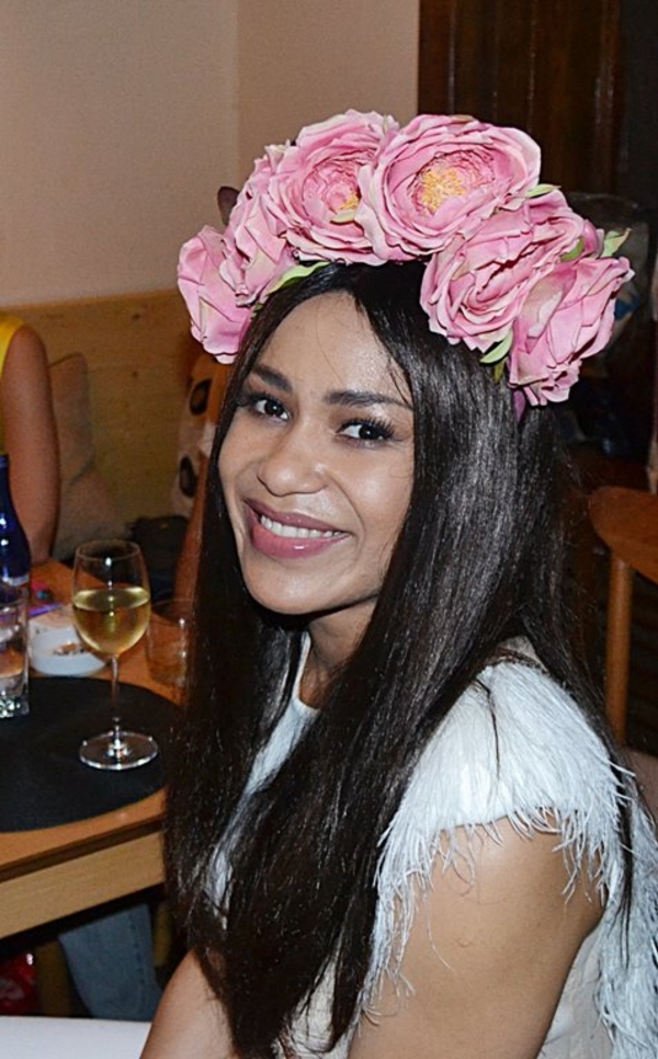 Певица Гайтана вышла на сцену без волос