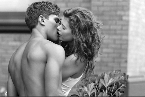 Американский бренд выступил против съемок моделей топлес