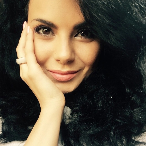 Настя Каменских заинтриговала кольцом на правой руке