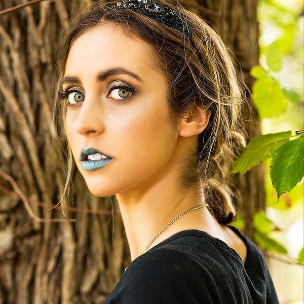 В погоне за модой: Яркие помады на обычных девушках