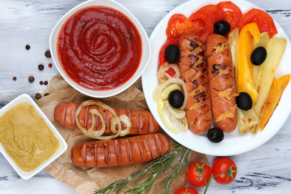 Закуски для пикника на природе: ТОП-5 блюд из сосисок