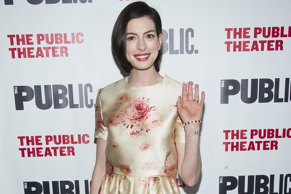 Энн Хэтэуэй показала свое детское фото