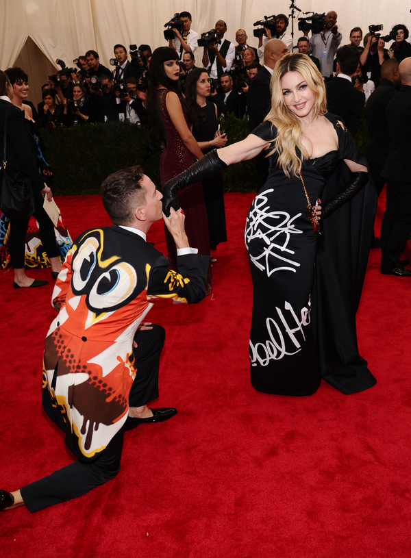 Дизайнер Moschino упал на колени перед Мадонной из-за эффектного платья