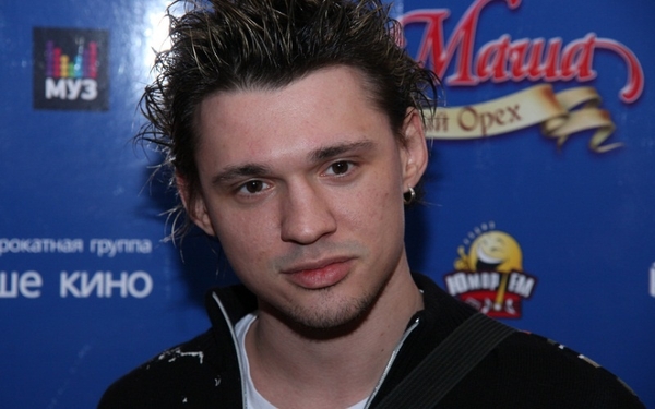 Жена солиста группы Корни ушла от него на проект Дом 2