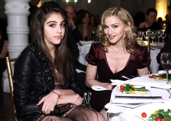 Яблоко от яблони: Мадонна с 18-летней дочкой надели мини юбки