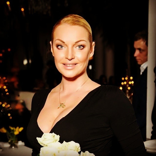 Волочкова сравнила свои пикантные наряды с платьями голливудских звезд