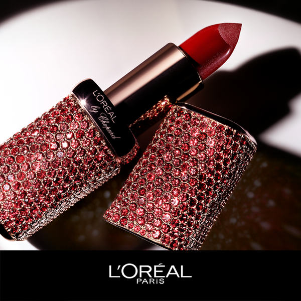 Косметический бренд выпустил помаду в золотом футляре