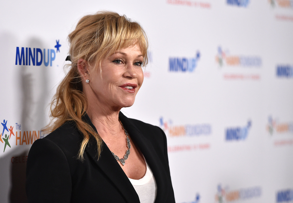 Смелый выход: 57-летняя Мелани Гриффит в лосинах с космическим принтом