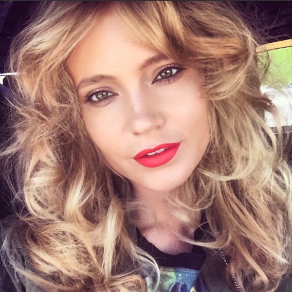 Певица Глюкоза пришла на вечеринку HELLO в образе невесты