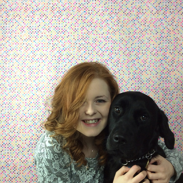 Невзирая ни на что: Слепая девушка учит делать макияж