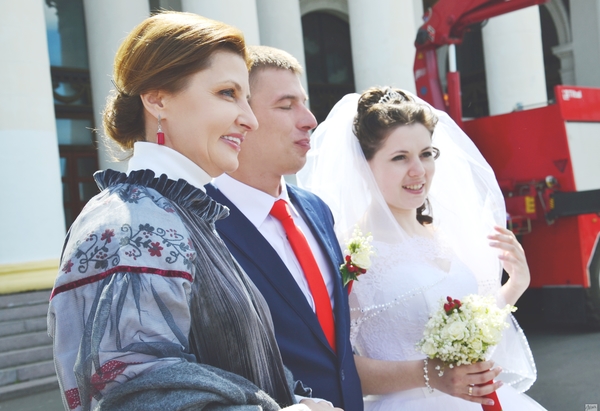 Марина Порошенко лично поздравила пару молодоженов со свадьбой