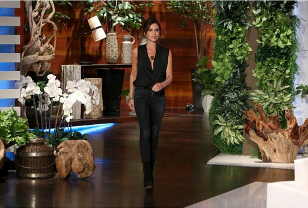 Виктория Бекхэм на каблуках продемонстрировала великолепную растяжку