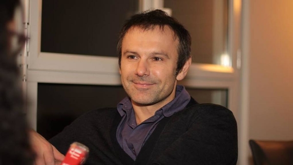 Святослав Вакарчук развернул крымскотатарский флаг на концерте в Киеве