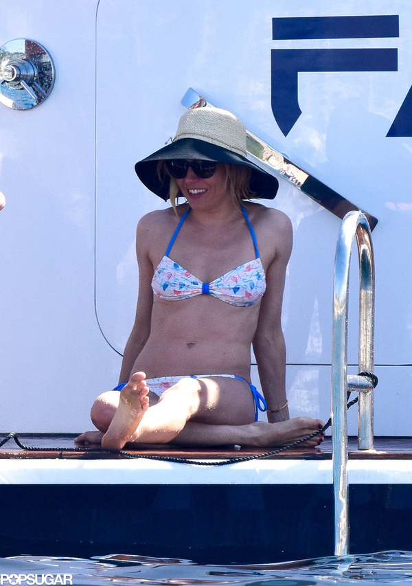 Сиенна Миллер отдохнула на пляже в Каннах