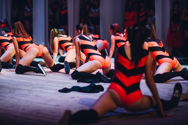 Оренбургские "пчелки" ушли из школы после закрытия класса танцев