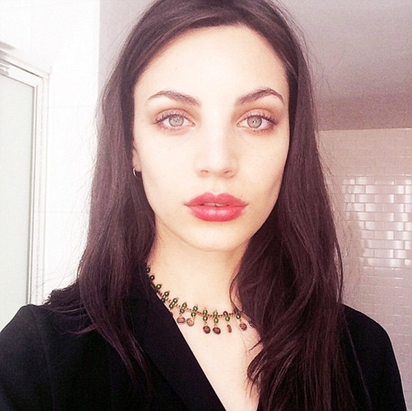 Девушка, которую папарацци спутали с Джоли, начала карьеру модели