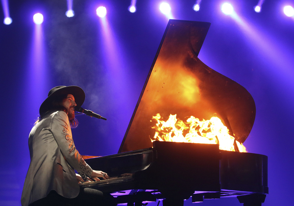 Финал Евровидения 2015: Участник из Австрии играл на горящем рояле