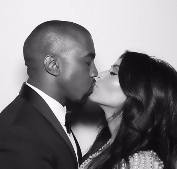 Ким Кардашян похвасталась пикантными снимками с мужем