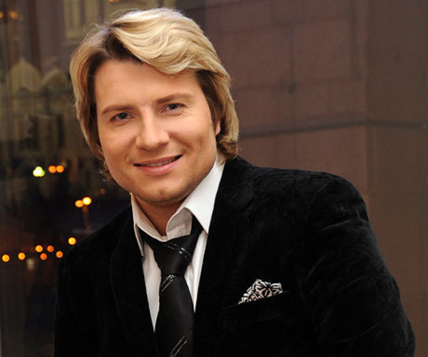 Басков в костюме медведя станцевал со скандальными  "пчелками"