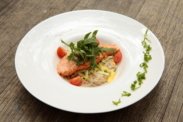 Как приготовить легкий салат из норвежской семги