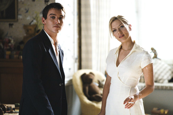 Звезда фильма Матч Поинт в неряшливом виде распивал на улице водку