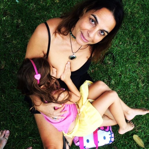 52-летняя австралийка кормит грудью дочь-школьницу